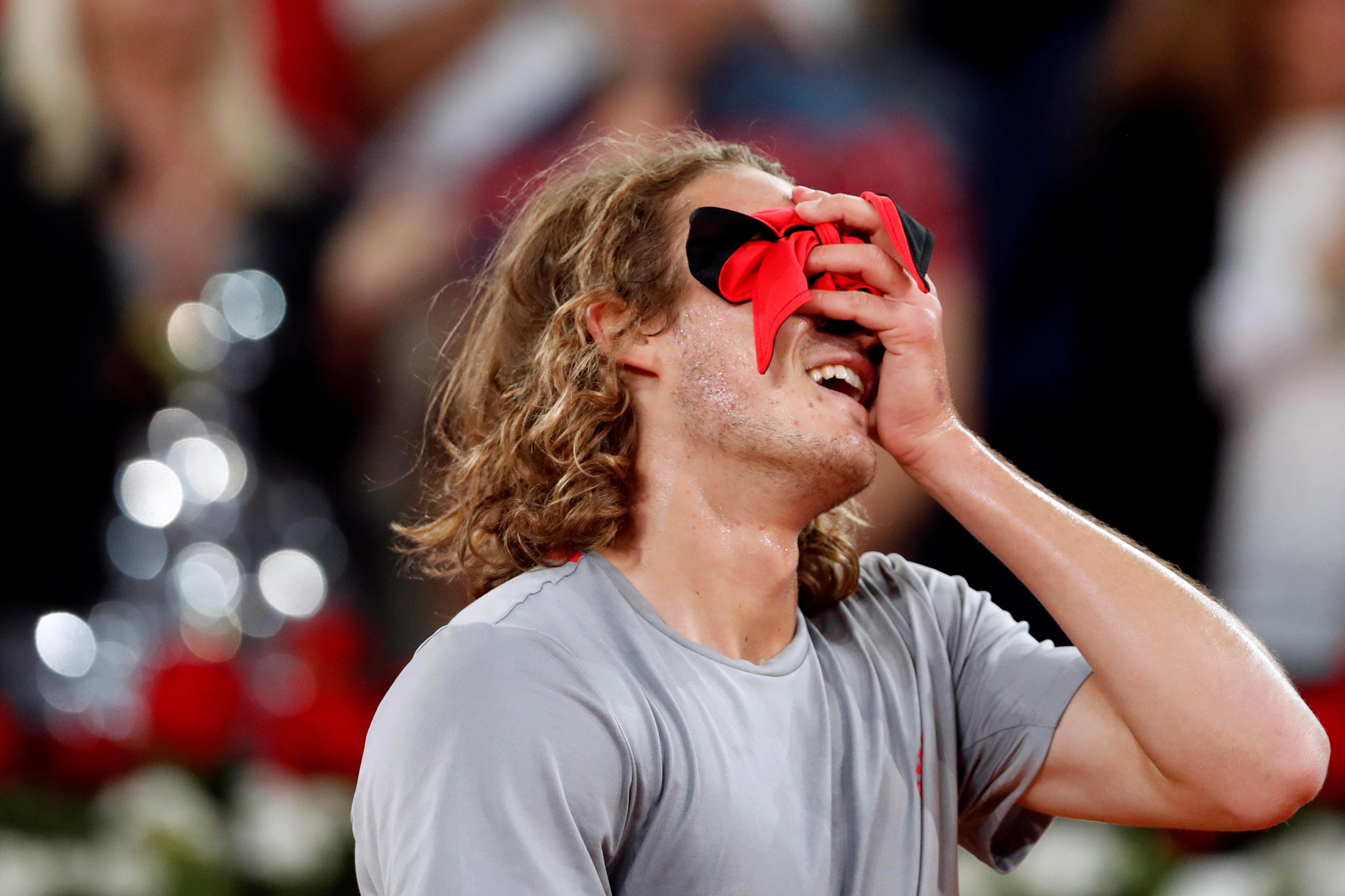 熊猫体育平台-英国网球队绝杀德国网球队，西西帕斯完成帽子戏法