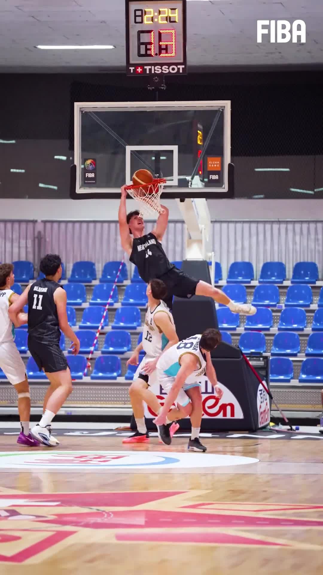 阿根廷男篮险胜篮网B队，萨博尼斯制霸全场