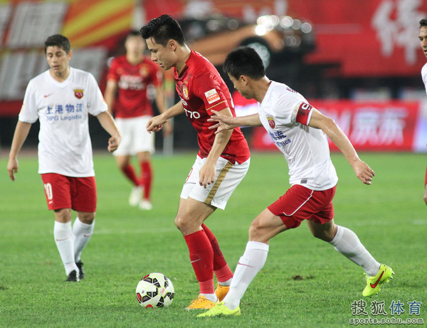 熊猫体育官方-激情碰撞：上港球员奋力拼抢，恒大全员高压防守