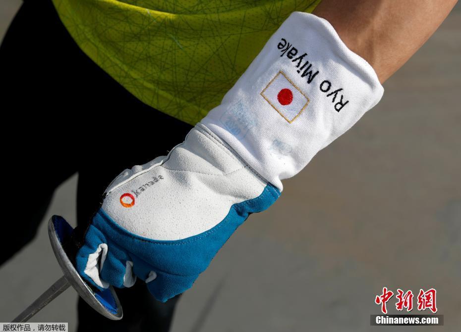 熊猫体育直播-克罗地亚击剑名将夺冠，壮志凌云捧金