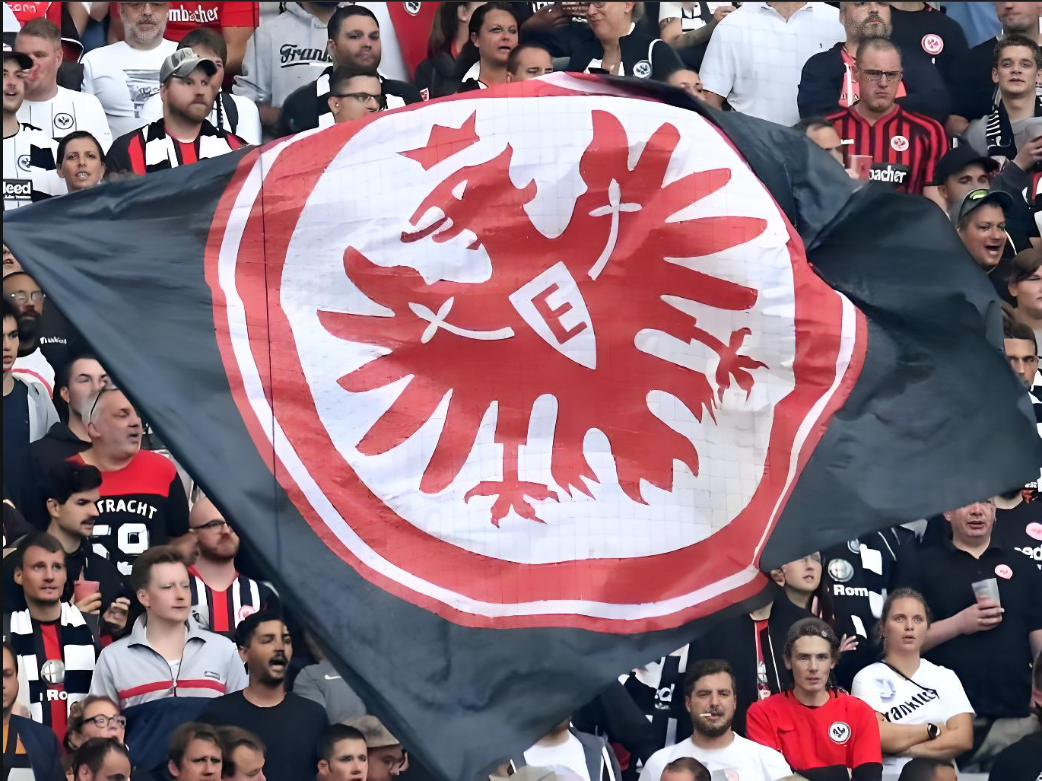 阿贾克斯球队士气高涨，备战欧洲联赛杯赛的简单介绍